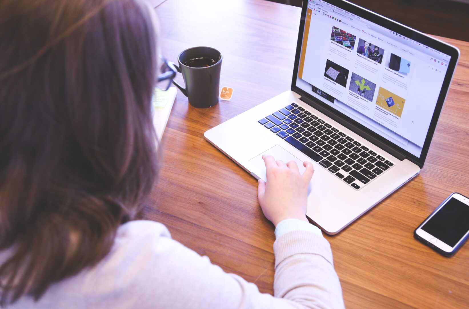 Women reviewing blogs on her website.